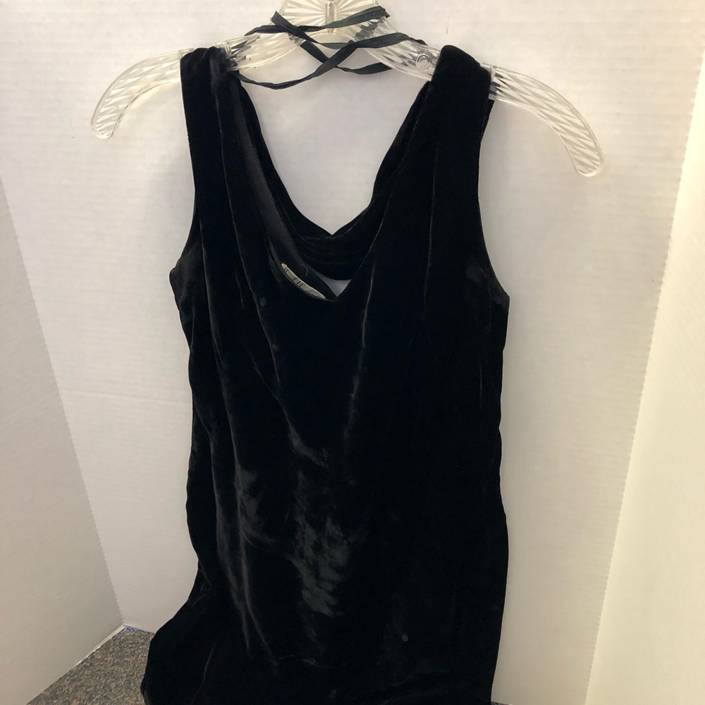 Small velvet black dress.